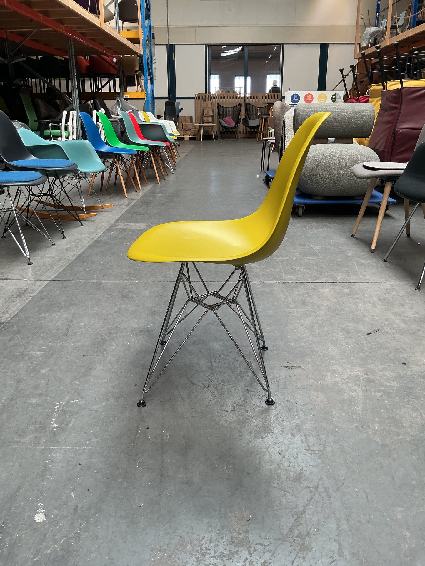 Vitra Eames Plastic Chair DSR | Eetkamerstoel | Geel | Chroom