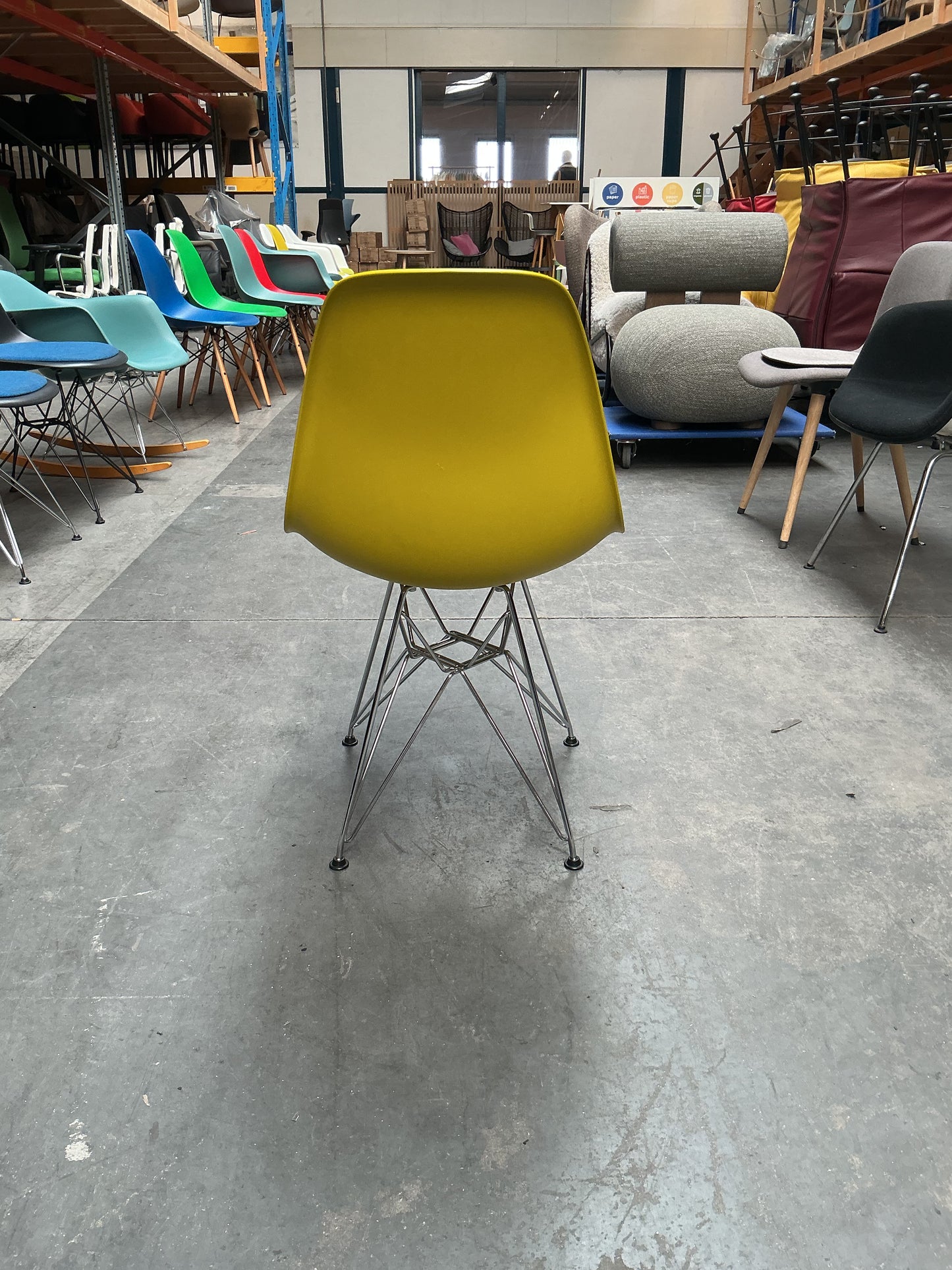 Vitra Eames Plastic Chair DSR | Eetkamerstoel | Geel | Chroom
