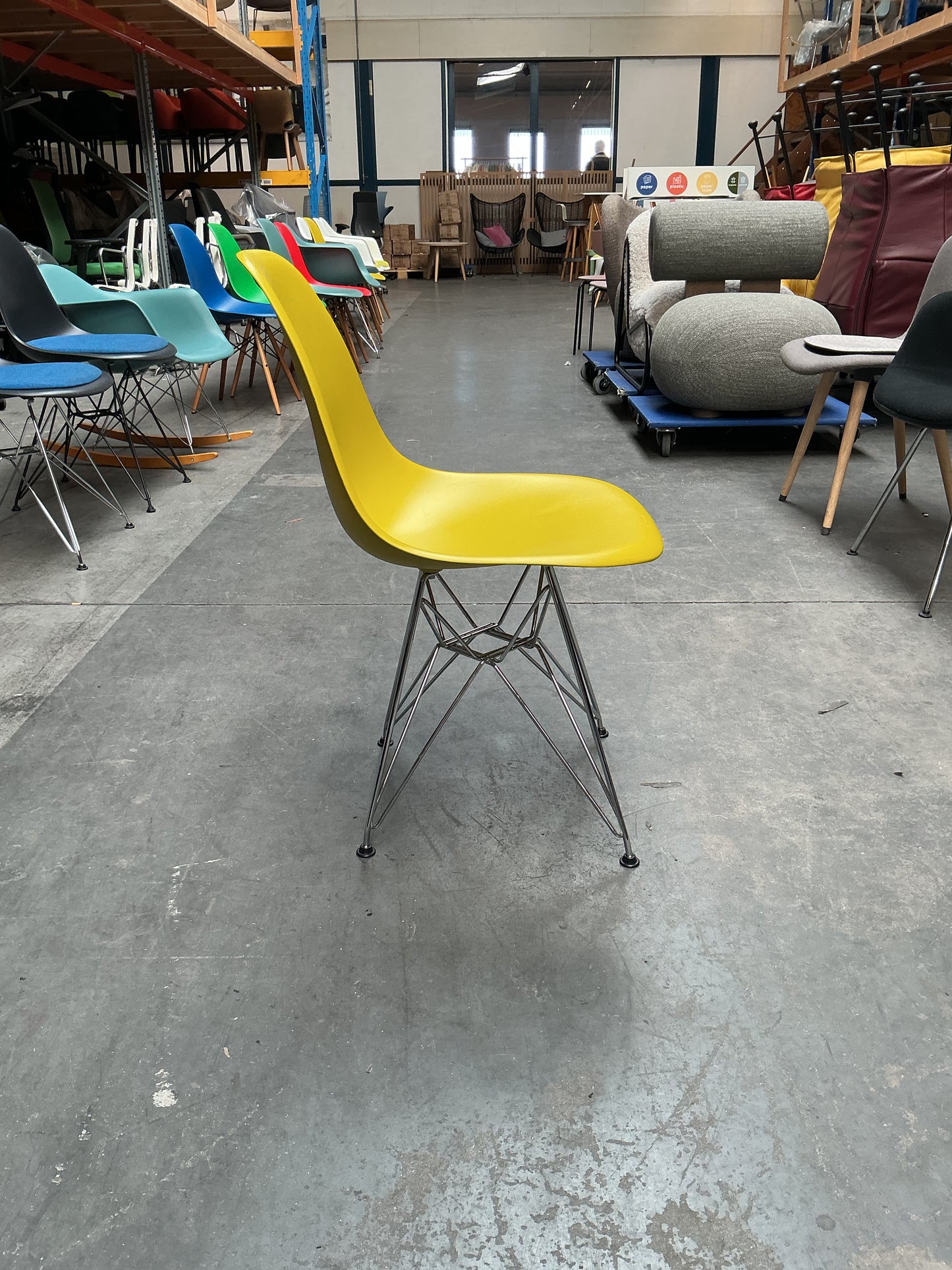 Vitra Eames Plastic Chair DSR | Eetkamerstoel | Geel | Chroom