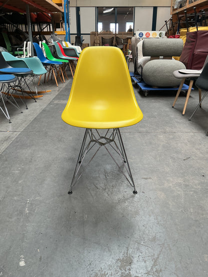 Vitra Eames Plastic Chair DSR | Eetkamerstoel | Geel | Chroom