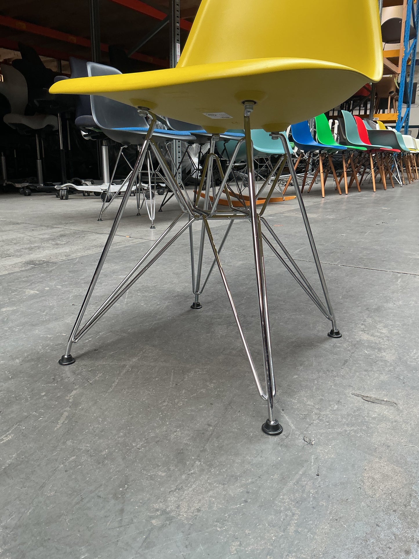 Vitra Eames Plastic Chair DSR | Eetkamerstoel | Geel | Chroom
