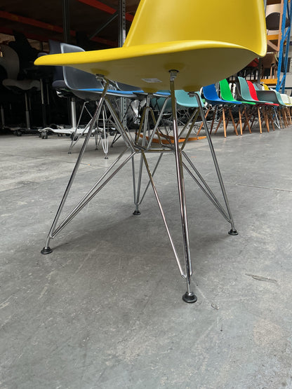 Vitra Eames Plastic Chair DSR | Eetkamerstoel | Geel | Chroom