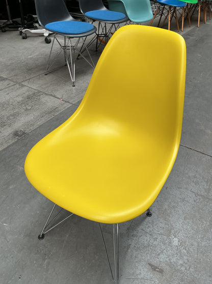 Vitra Eames Plastic Chair DSR | Eetkamerstoel | Geel | Chroom