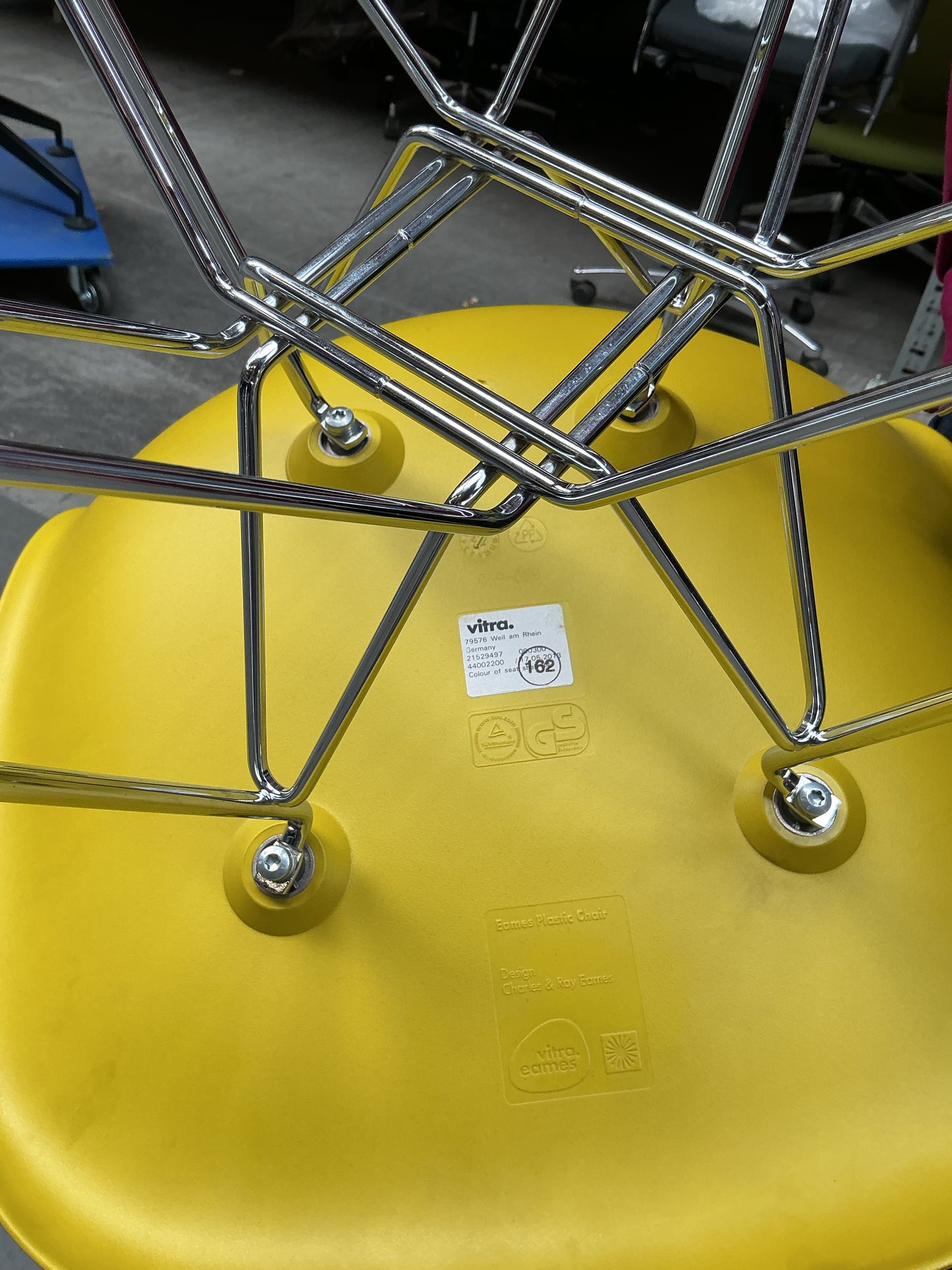 Vitra Eames Plastic Chair DSR | Eetkamerstoel | Geel | Chroom