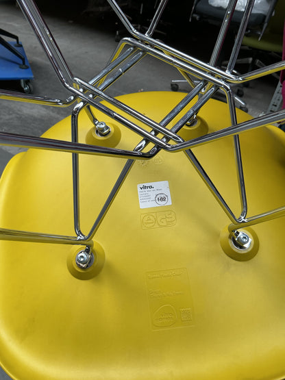 Vitra Eames Plastic Chair DSR | Eetkamerstoel | Geel | Chroom