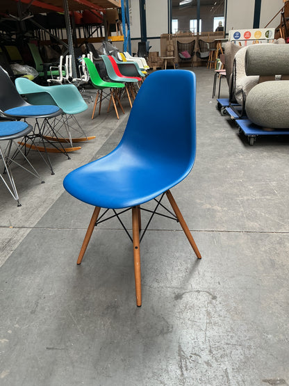 Vitra Eames Plastic Chair DSW | Eetkamerstoel | Blauw | Essenhout