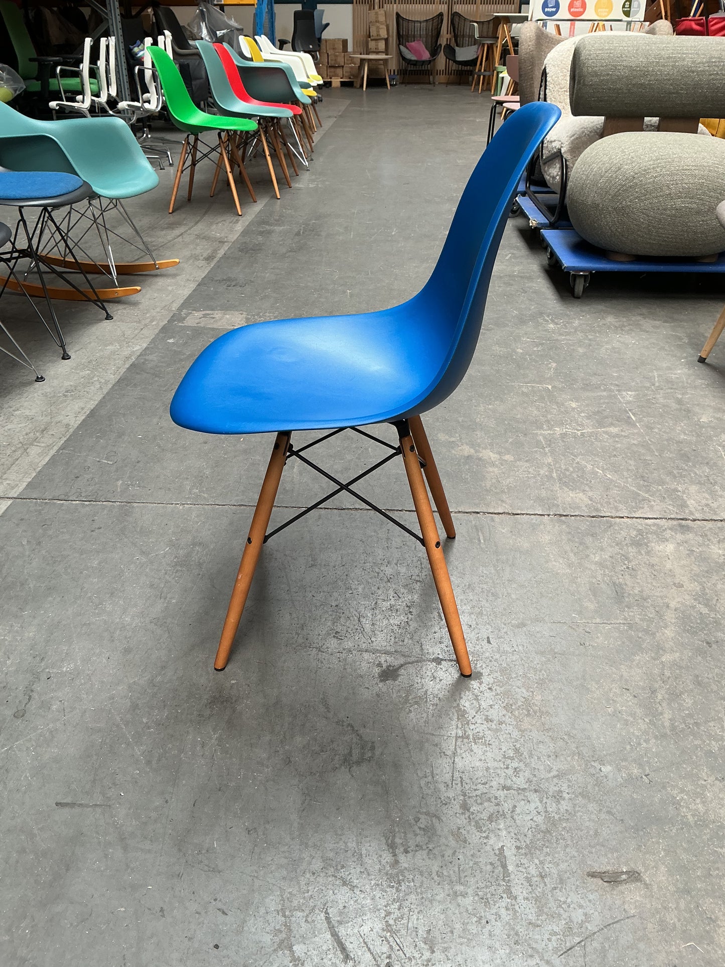 Vitra Eames Plastic Chair DSW | Eetkamerstoel | Blauw | Essenhout