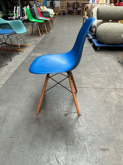 Vitra Eames Plastic Chair DSW | Eetkamerstoel | Blauw | Essenhout