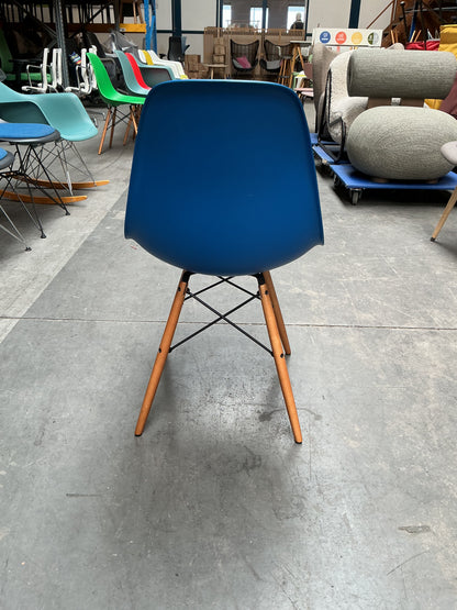 Vitra Eames Plastic Chair DSW | Eetkamerstoel | Blauw | Essenhout