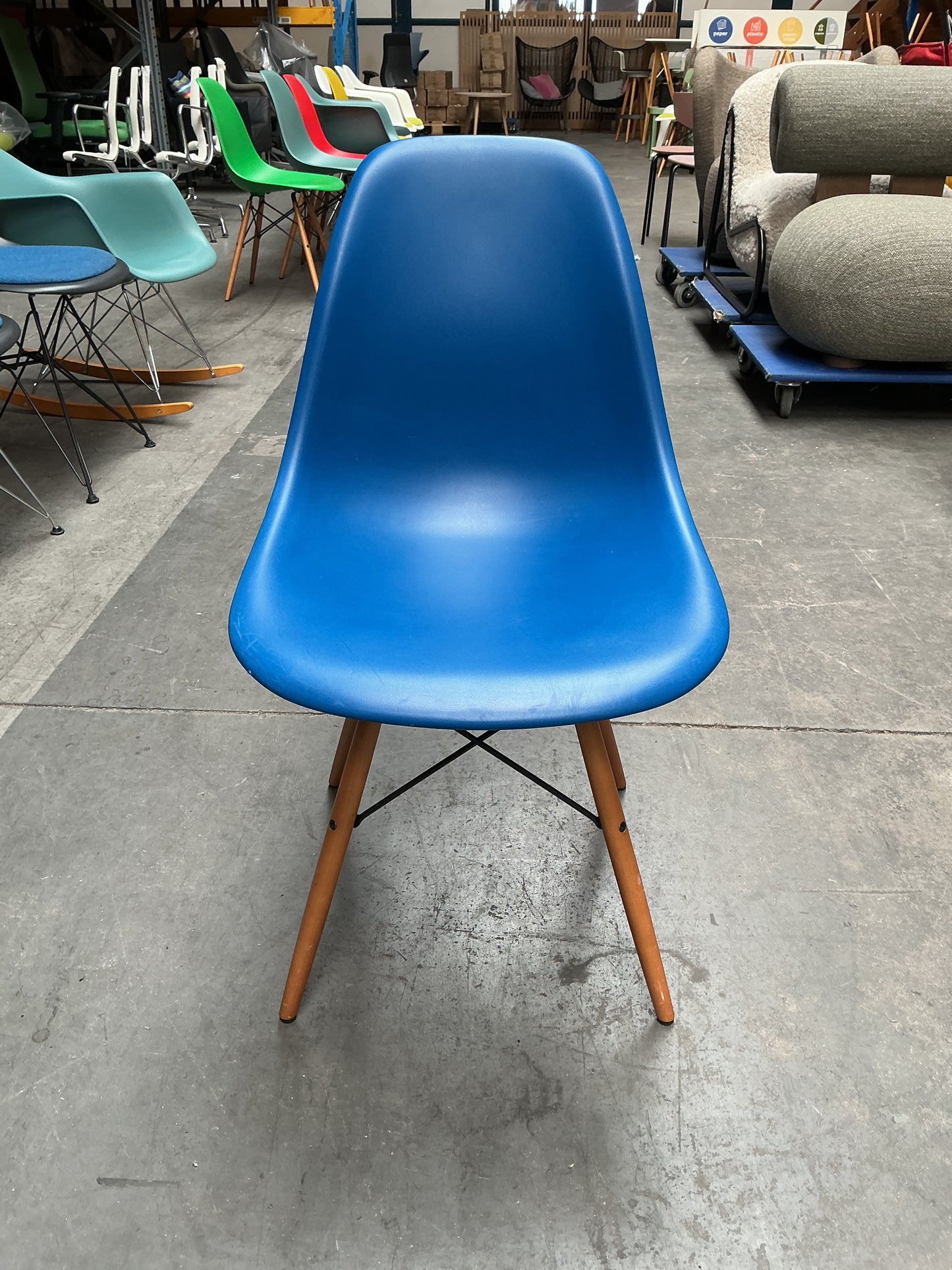 Vitra Eames Plastic Chair DSW | Eetkamerstoel | Blauw | Essenhout