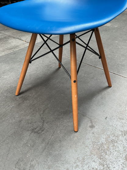 Vitra Eames Plastic Chair DSW | Eetkamerstoel | Blauw | Essenhout