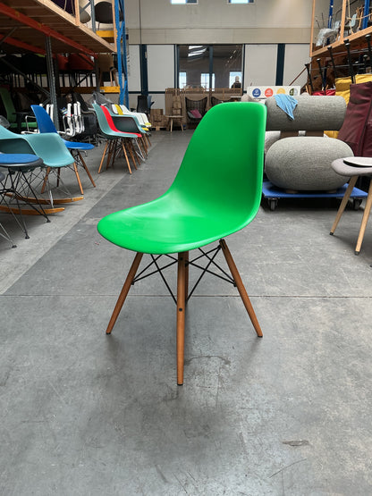 Vitra Eames Plastic Chair DSW | Eetkamerstoel | Groen | Essenhout