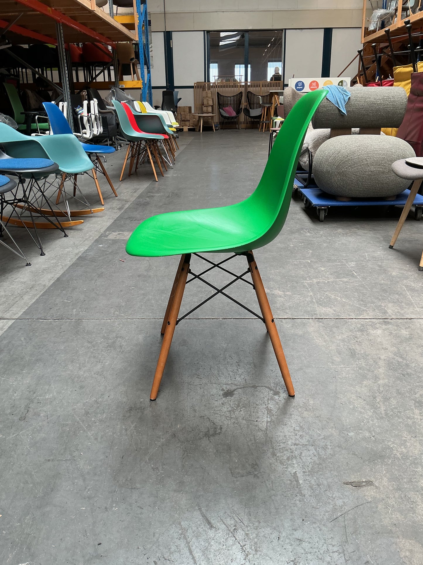Vitra Eames Plastic Chair DSW | Eetkamerstoel | Groen | Essenhout