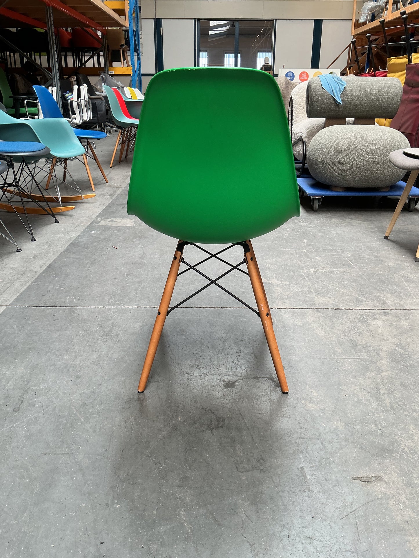 Vitra Eames Plastic Chair DSW | Eetkamerstoel | Groen | Essenhout