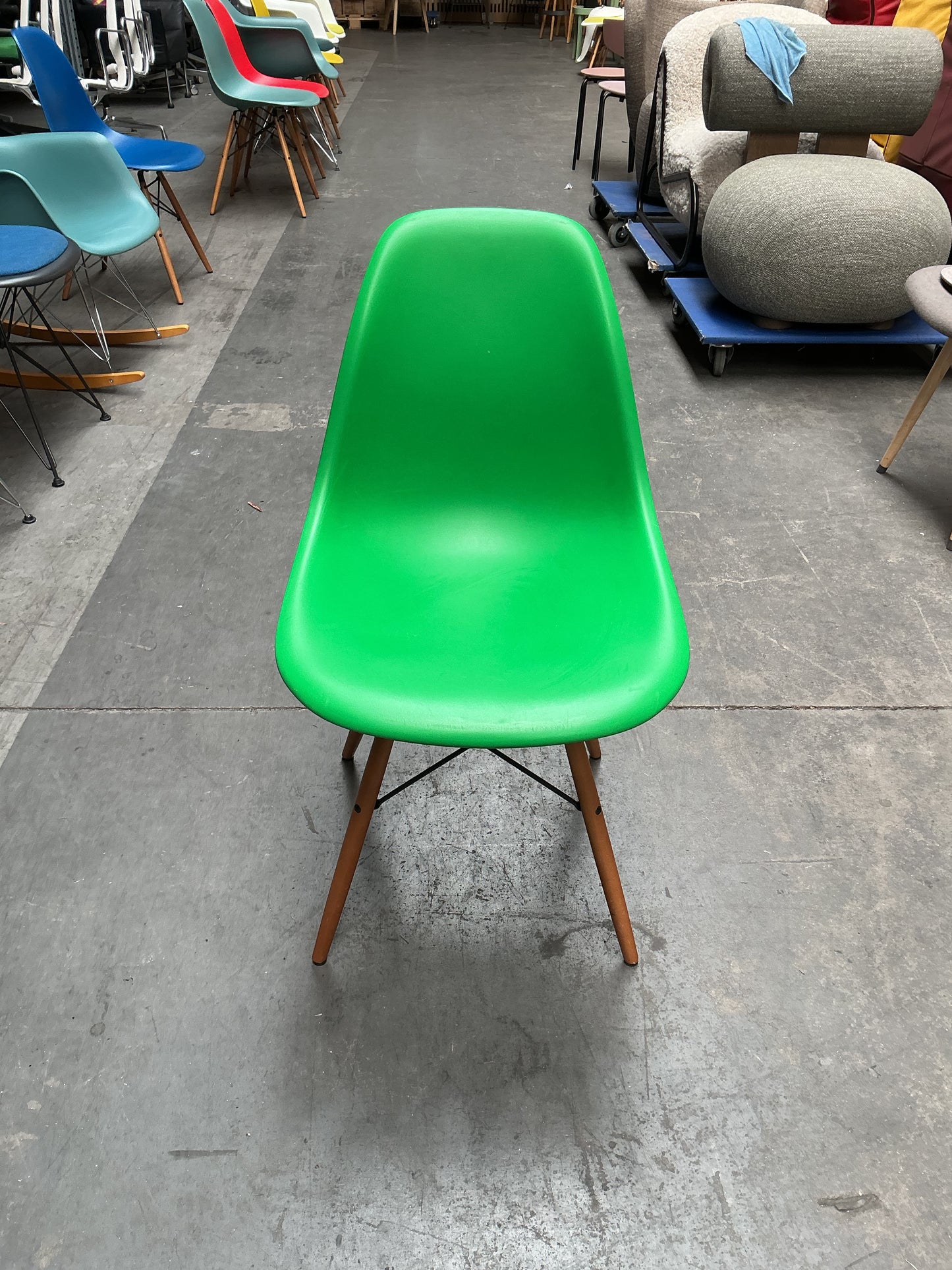 Vitra Eames Plastic Chair DSW | Eetkamerstoel | Groen | Essenhout