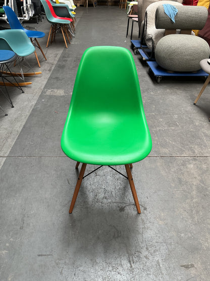 Vitra Eames Plastic Chair DSW | Eetkamerstoel | Groen | Essenhout
