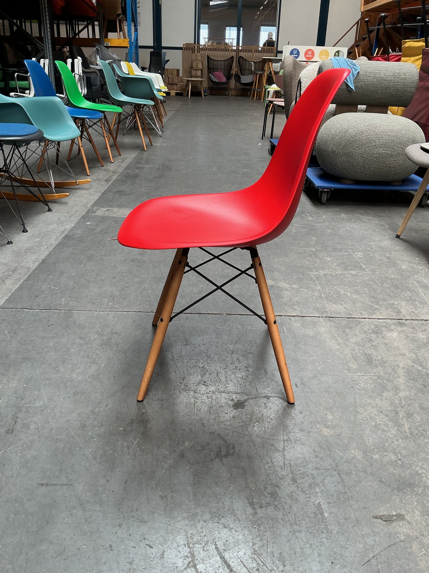 Vitra Eames Plastic Chair DSW | Eetkamerstoel | Rood | Essenhout