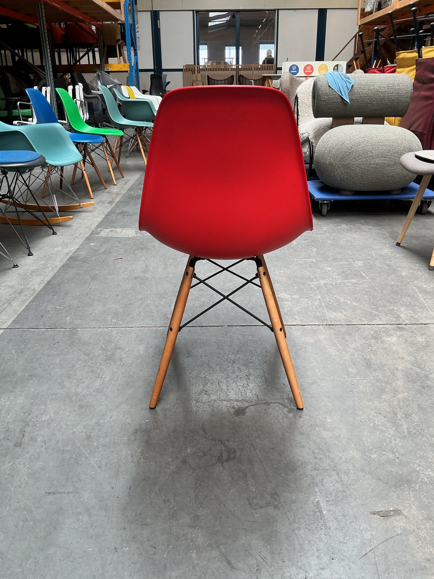 Vitra Eames Plastic Chair DSW | Eetkamerstoel | Rood | Essenhout