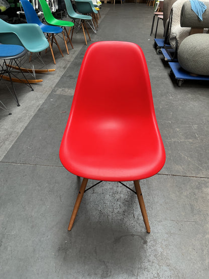Vitra Eames Plastic Chair DSW | Eetkamerstoel | Rood | Essenhout