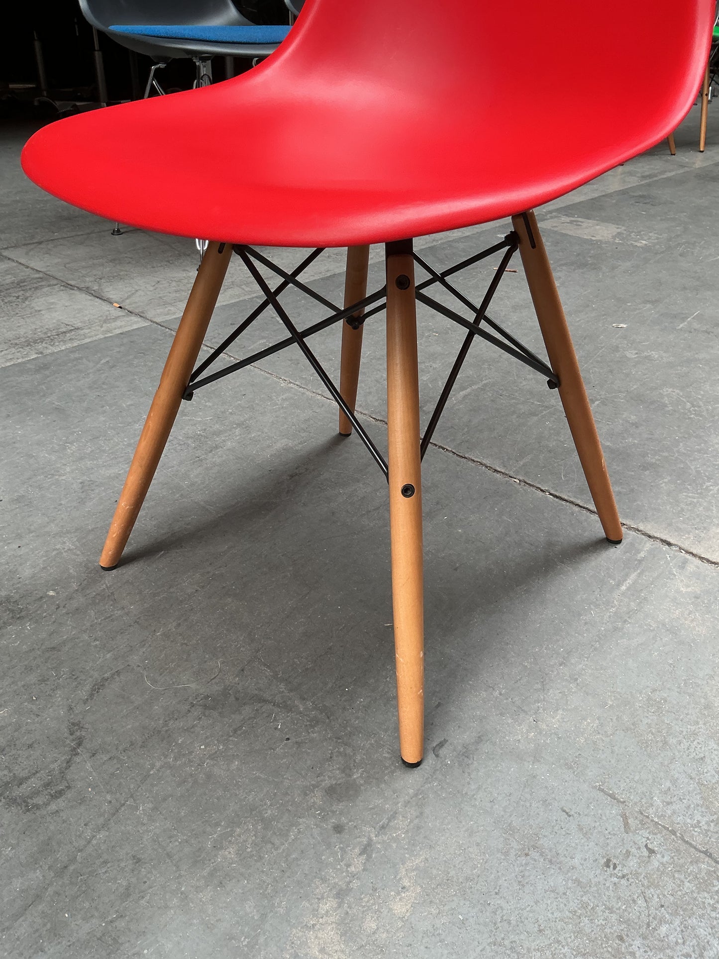 Vitra Eames Plastic Chair DSW | Eetkamerstoel | Rood | Essenhout
