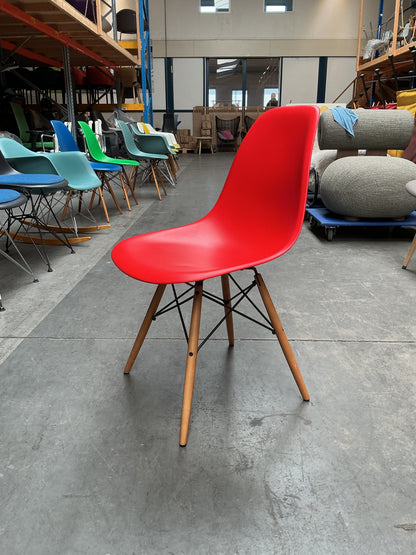 Vitra Eames Plastic Chair DSW | Eetkamerstoel | Rood | Essenhout