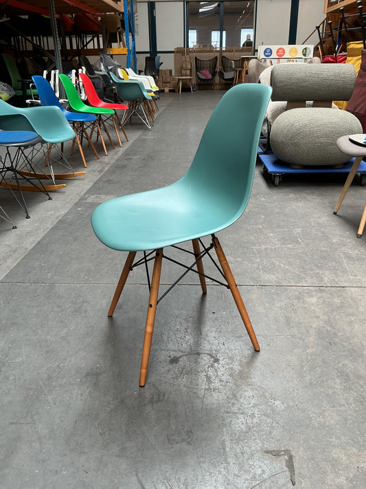 Vitra Eames Plastic Chair DSW | Eetkamerstoel | Zee Groen | Essenhout