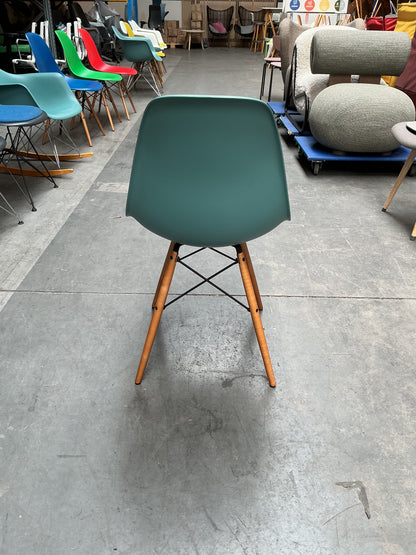 Vitra Eames Plastic Chair DSW | Eetkamerstoel | Zee Groen | Essenhout