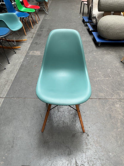 Vitra Eames Plastic Chair DSW | Eetkamerstoel | Zee Groen | Essenhout
