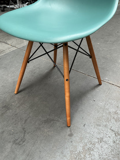 Vitra Eames Plastic Chair DSW | Eetkamerstoel | Zee Groen | Essenhout