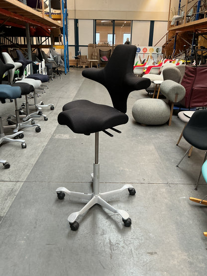 HAG Capisco 8106 Bureaustoel | Zithoogte 60-85 cm | Zwart / Grijs