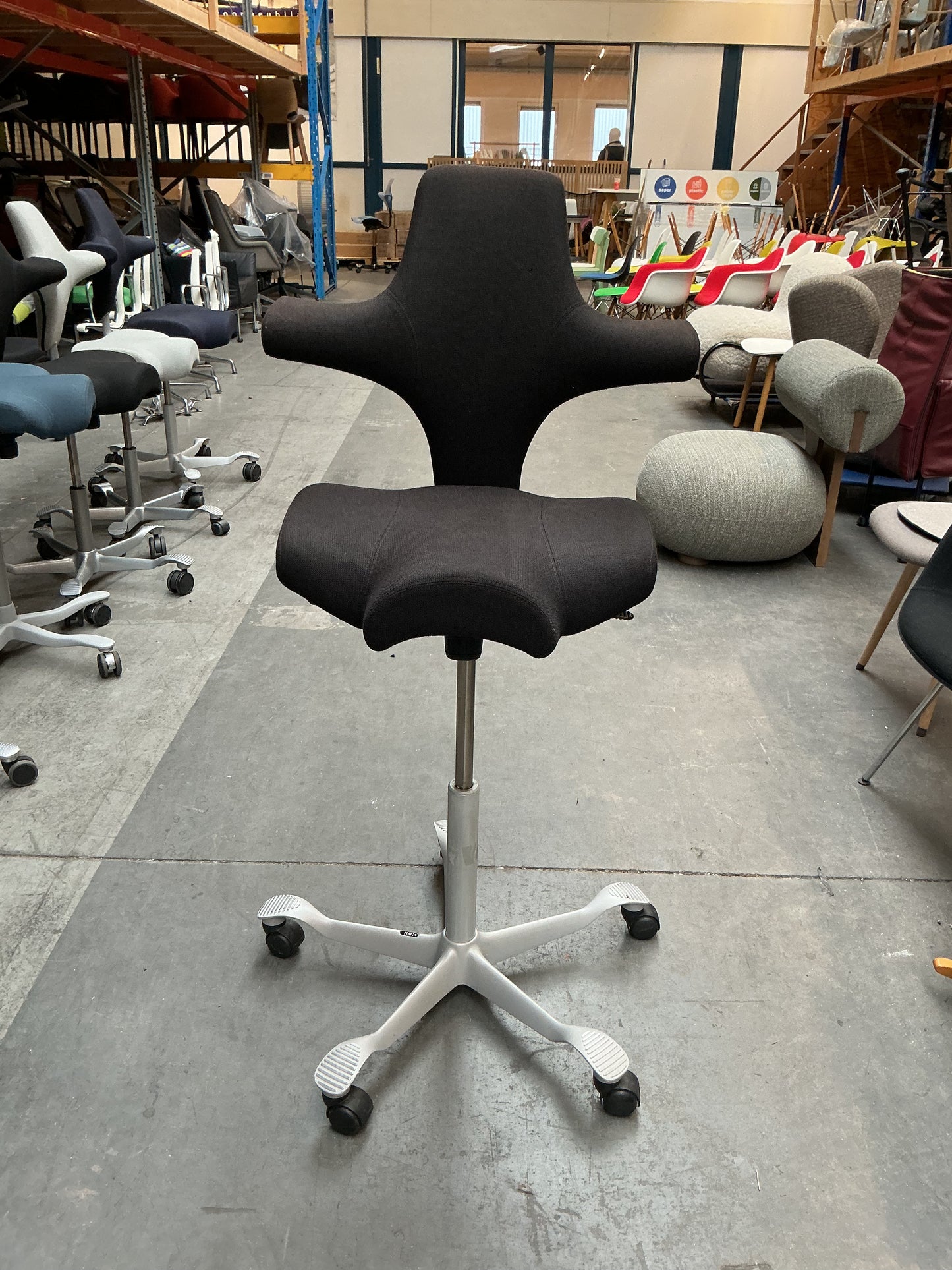 HAG Capisco 8106 Bureaustoel | Zithoogte 60-85 cm | Zwart / Grijs