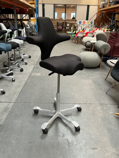 HAG Capisco 8106 Bureaustoel | Zithoogte 60-85 cm | Zwart / Grijs
