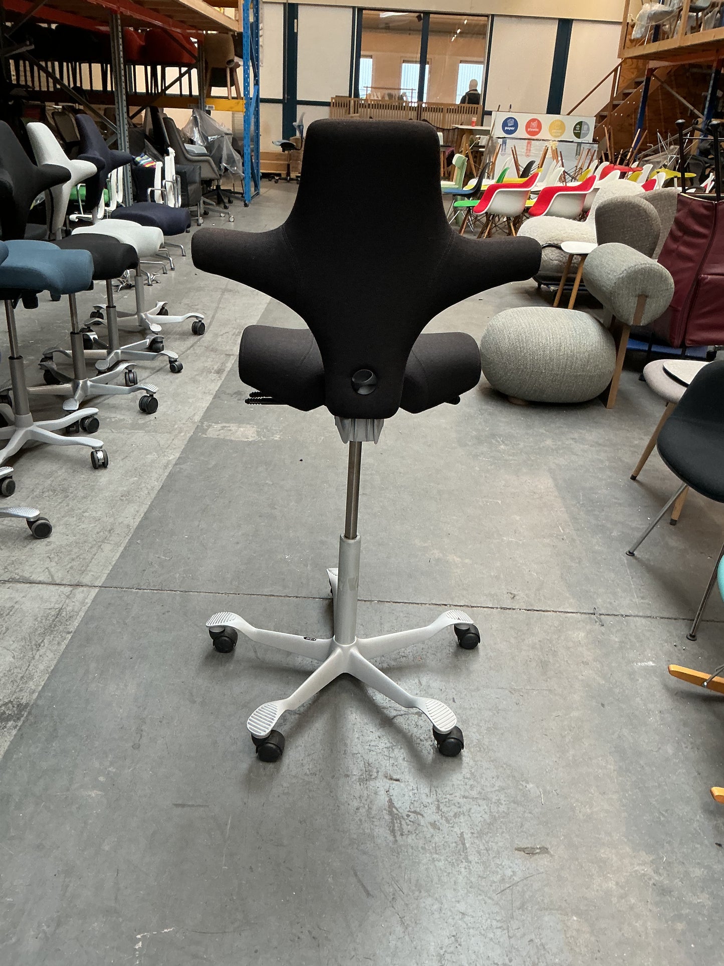 HAG Capisco 8106 Bureaustoel | Zithoogte 60-85 cm | Zwart / Grijs