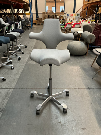 HAG Capisco 8106 Bureaustoel | Zithoogte 60-85 cm | Licht Grijs | Zilver