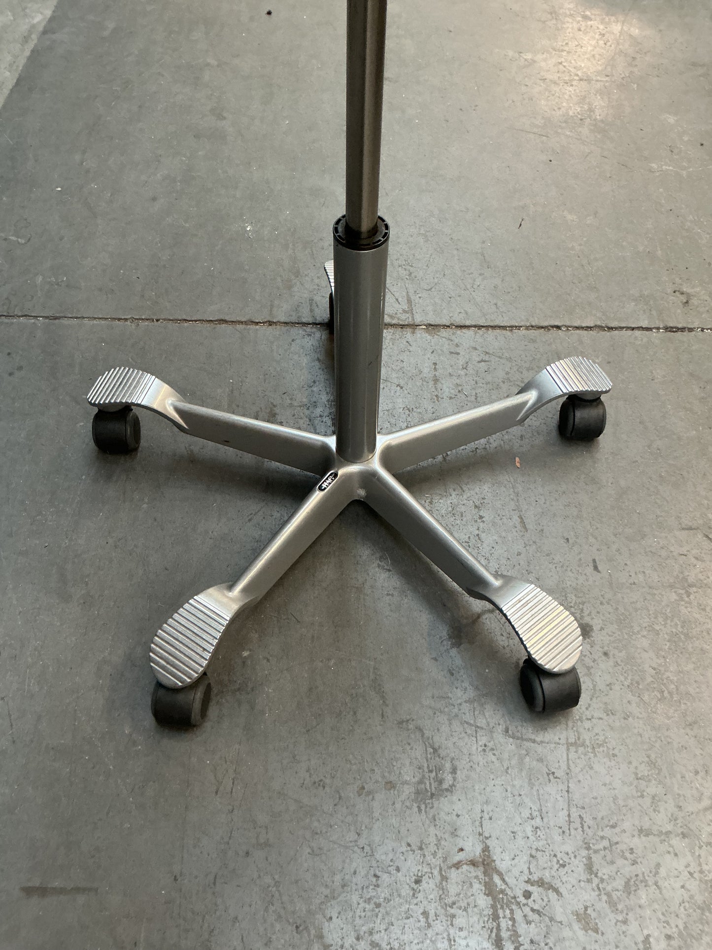 HAG Capisco 8106 Bureaustoel | Zithoogte 60-85 cm | Licht Grijs | Zilver