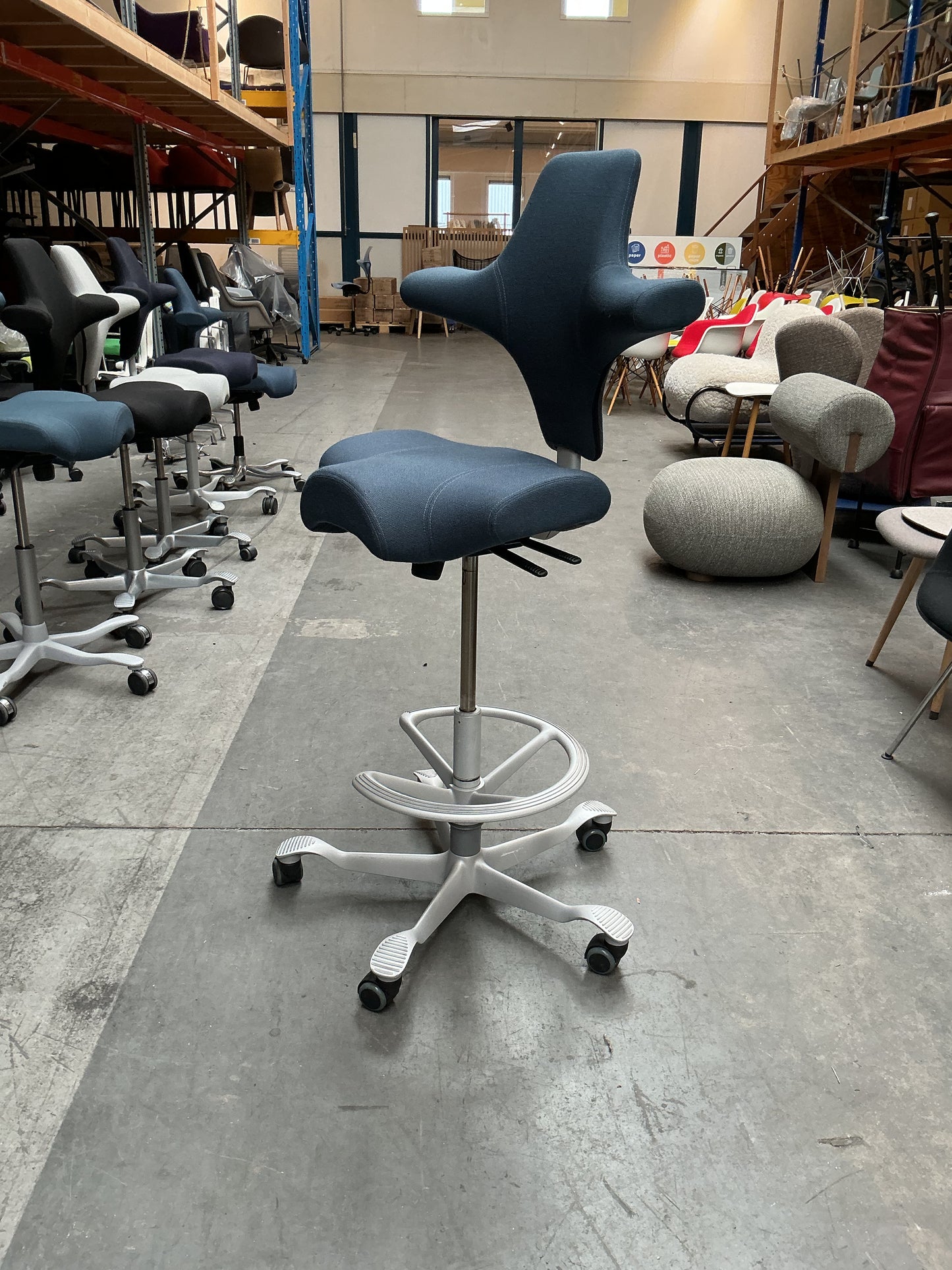 HAG Capisco 8106 Bureaustoel | Zithoogte 60-85 cm | Blauw | Voetring