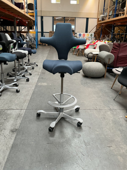 HAG Capisco 8106 Bureaustoel | Zithoogte 60-85 cm | Blauw | Voetring