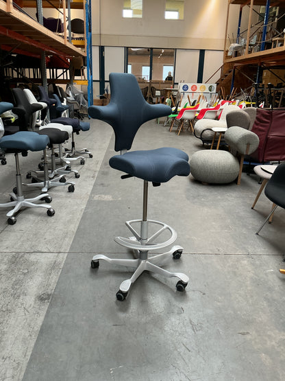 HAG Capisco 8106 Bureaustoel | Zithoogte 60-85 cm | Blauw | Voetring