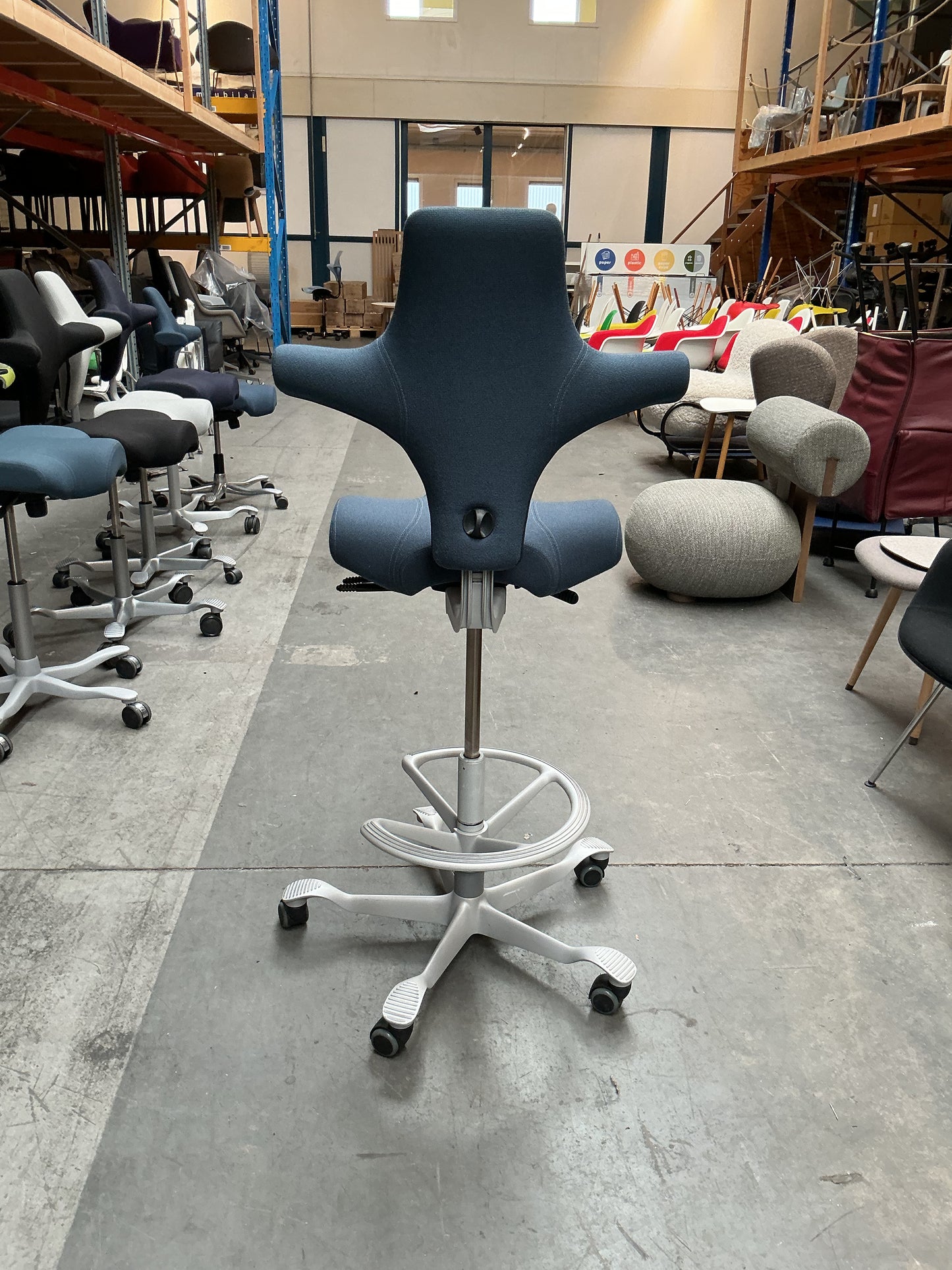 HAG Capisco 8106 Bureaustoel | Zithoogte 60-85 cm | Blauw | Voetring