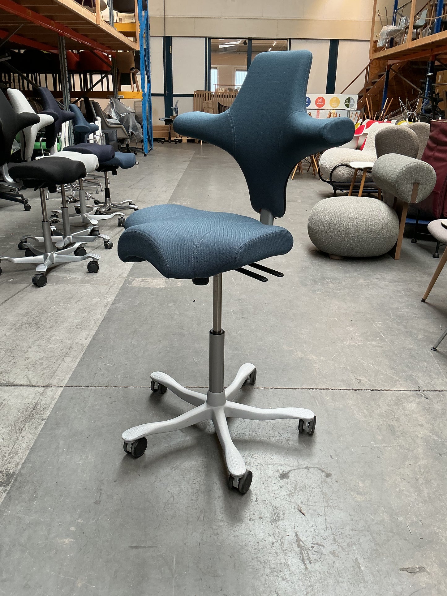 HAG Capisco 8106 Bureaustoel | Zithoogte 57 - 77 cm  | Blauw | Grijs