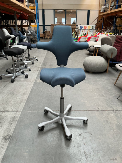 HAG Capisco 8106 Bureaustoel | Zithoogte 57 - 77 cm  | Blauw | Grijs