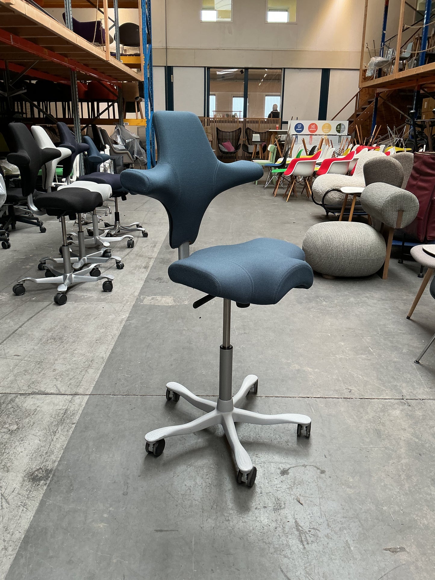 HAG Capisco 8106 Bureaustoel | Zithoogte 57 - 77 cm  | Blauw | Grijs