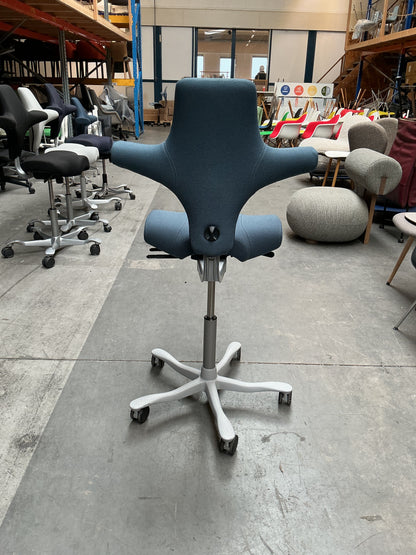 HAG Capisco 8106 Bureaustoel | Zithoogte 57 - 77 cm  | Blauw | Grijs