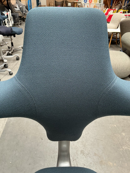 HAG Capisco 8106 Bureaustoel | Zithoogte 57 - 77 cm  | Blauw | Grijs