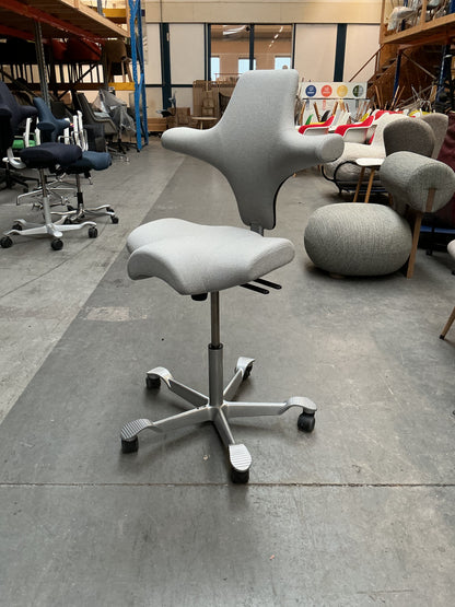 HAG Capisco 8106 Bureaustoel | Zithoogte 50-70cm | Licht Grijs | Zilver