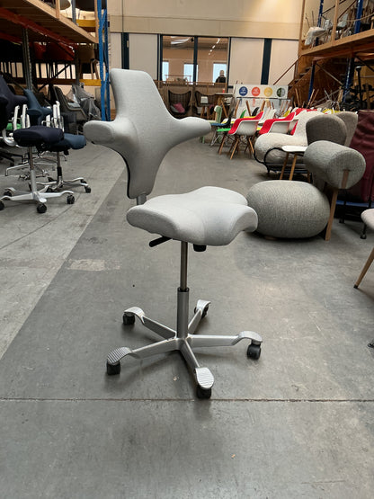 HAG Capisco 8106 Bureaustoel | Zithoogte 50-70cm | Licht Grijs | Zilver