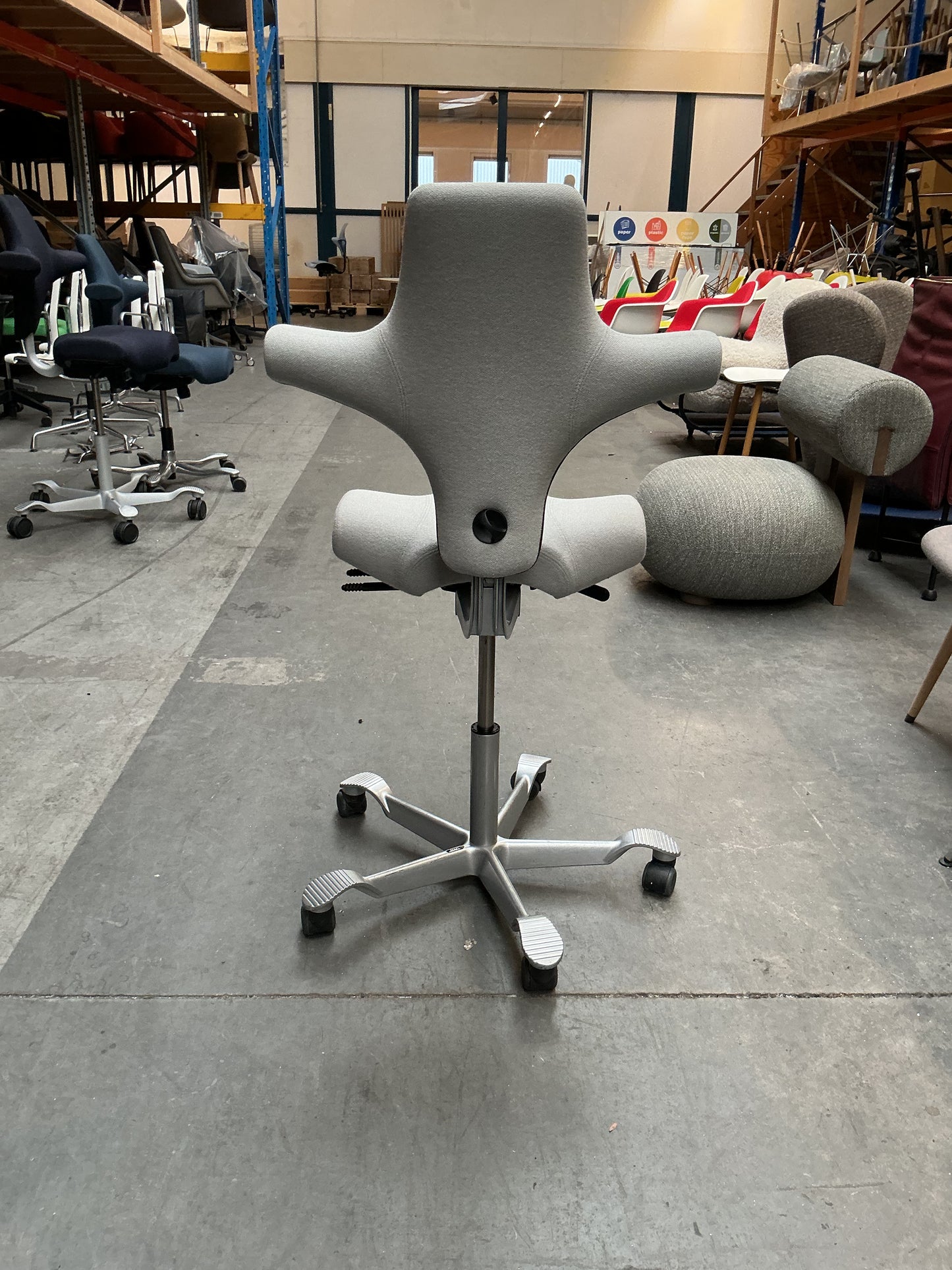 HAG Capisco 8106 Bureaustoel | Zithoogte 50-70cm | Licht Grijs | Zilver