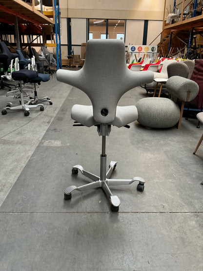 HAG Capisco 8106 Bureaustoel | Zithoogte 50-70cm | Licht Grijs | Zilver