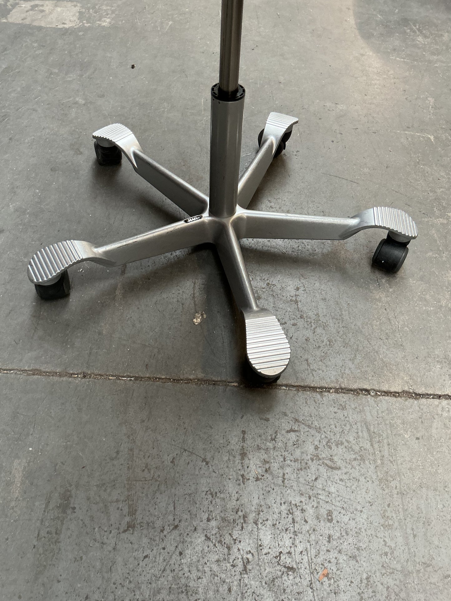 HAG Capisco 8106 Bureaustoel | Zithoogte 50-70cm | Licht Grijs | Zilver