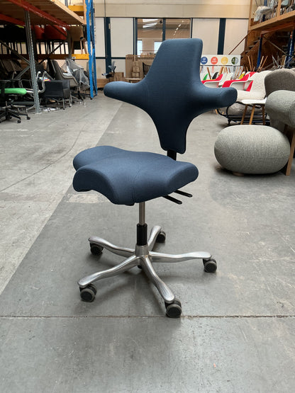 HAG Capisco 8106 Bureaustoel | Zithoogte 45 - 59 cm  | Blauw | Chroom